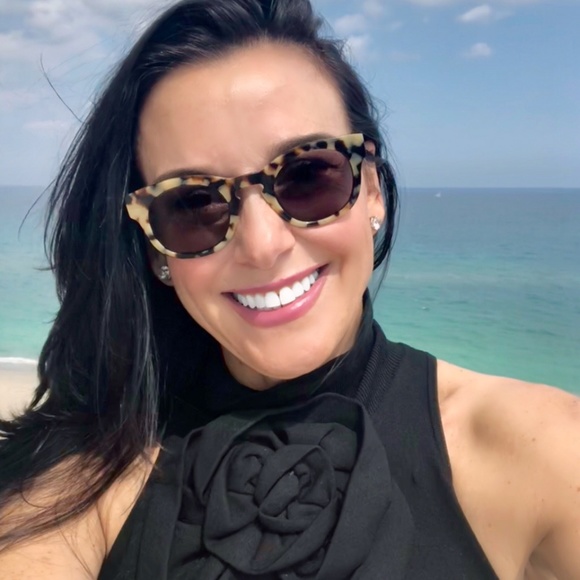 Meet your Posher, Nance 🗽❤️🌴 - Picture 3 of 4